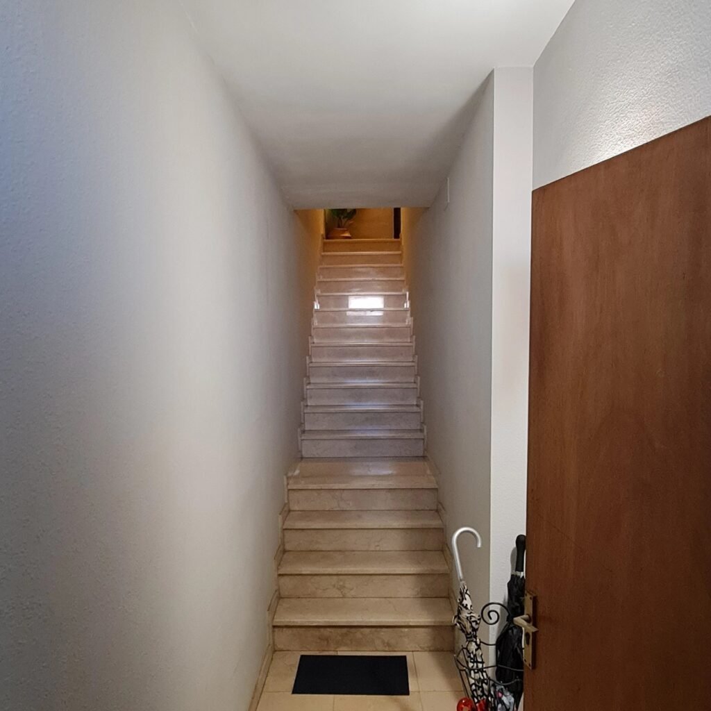 Proyecto de reforma interior vivienda unifamiliar escalera antigüa